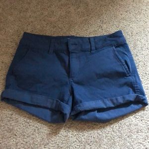 american eagle shorts size 2 midi rise.